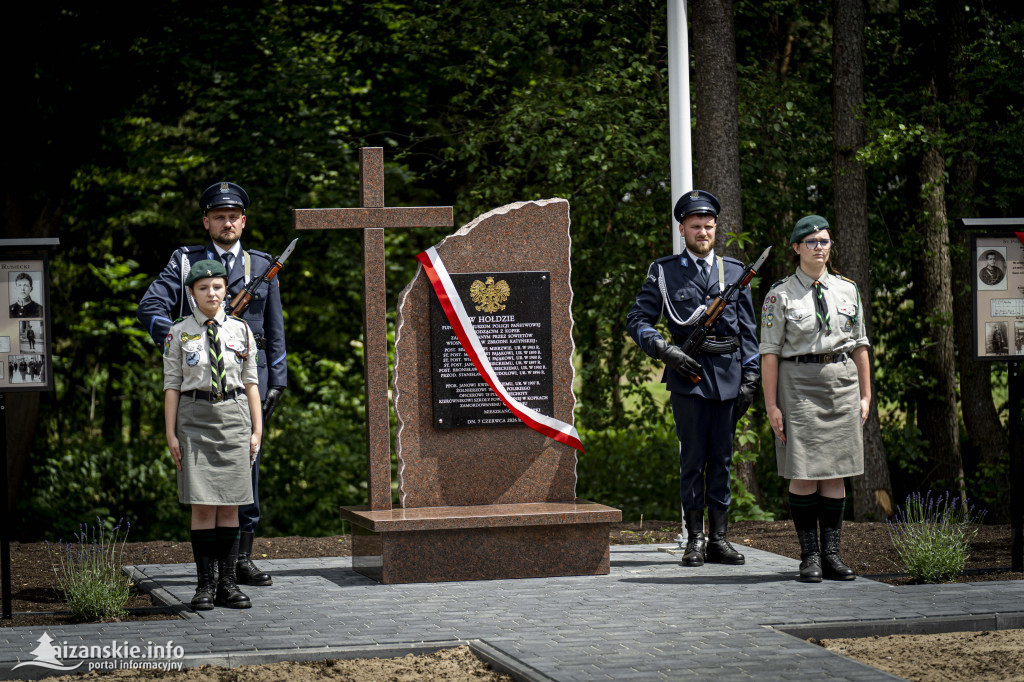 Odsłonięcie pomnika ofiar zbrodni katyńskiej w Kopkach