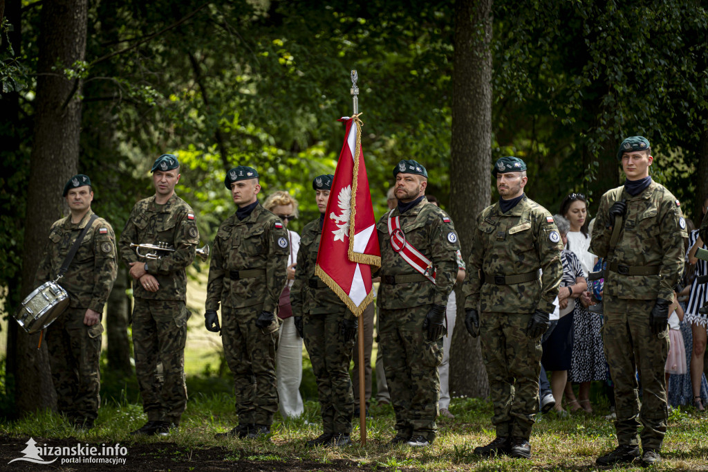 Odsłonięcie pomnika ofiar zbrodni katyńskiej w Kopkach