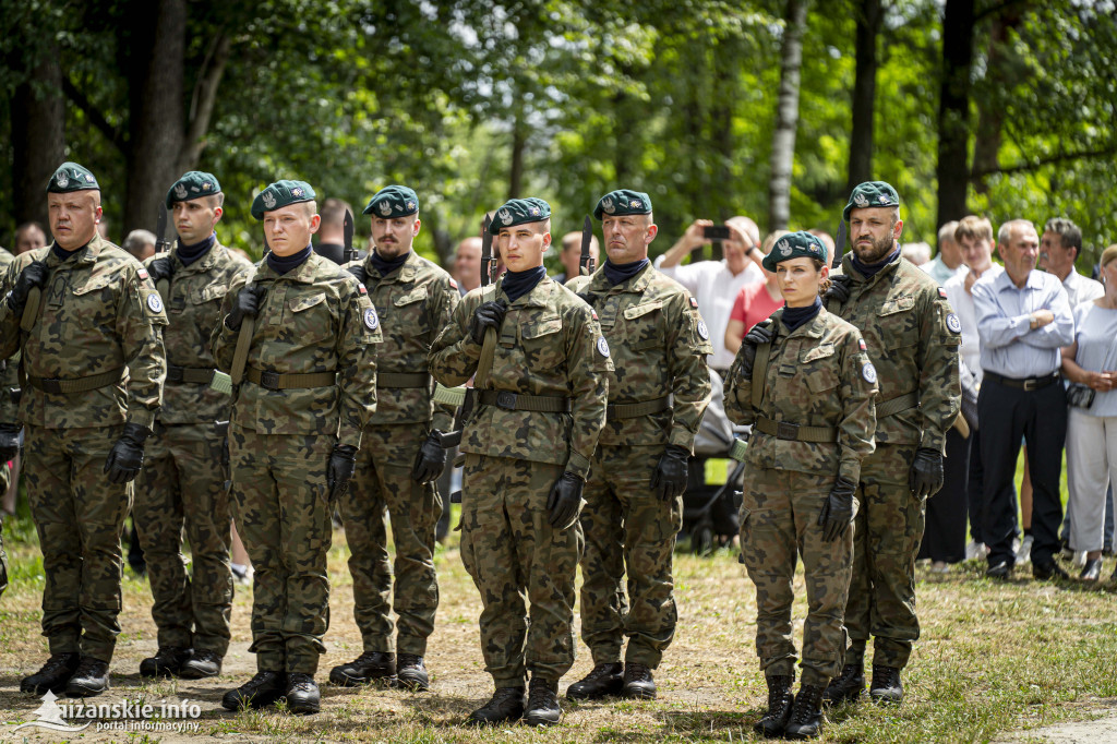 Odsłonięcie pomnika ofiar zbrodni katyńskiej w Kopkach
