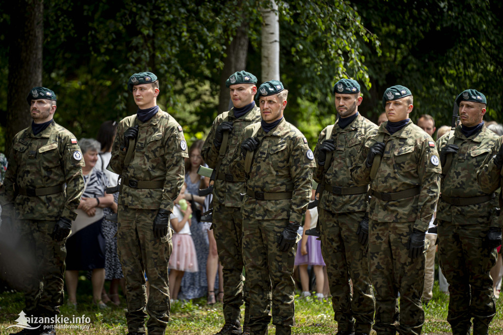 Odsłonięcie pomnika ofiar zbrodni katyńskiej w Kopkach