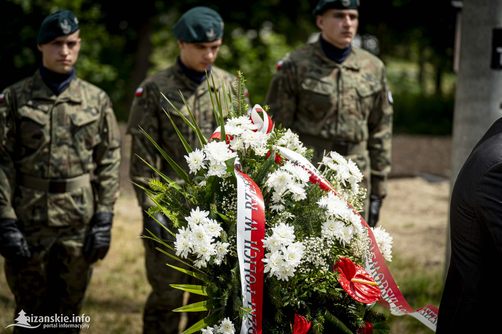 Odsłonięcie pomnika ofiar zbrodni katyńskiej w Kopkach
