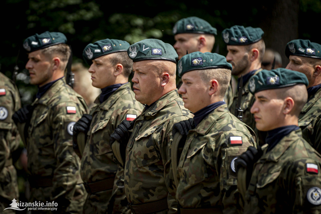 Odsłonięcie pomnika ofiar zbrodni katyńskiej w Kopkach