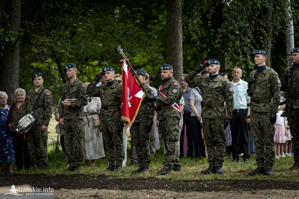 Odsłonięcie pomnika ofiar zbrodni katyńskiej w Kopkach