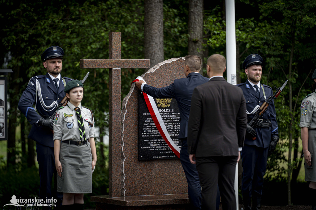 Odsłonięcie pomnika ofiar zbrodni katyńskiej w Kopkach