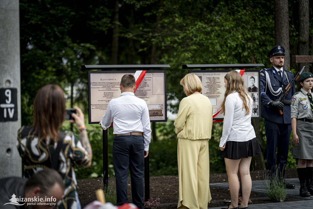 Odsłonięcie pomnika ofiar zbrodni katyńskiej w Kopkach