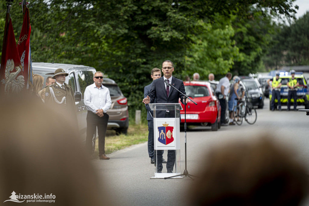 Odsłonięcie pomnika ofiar zbrodni katyńskiej w Kopkach