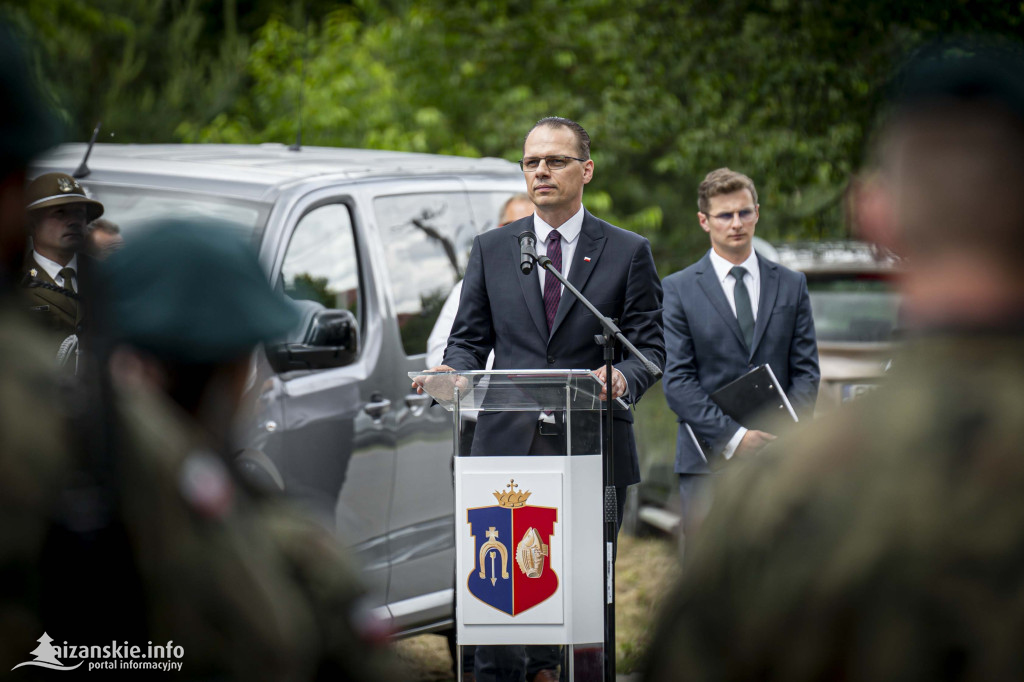 Odsłonięcie pomnika ofiar zbrodni katyńskiej w Kopkach