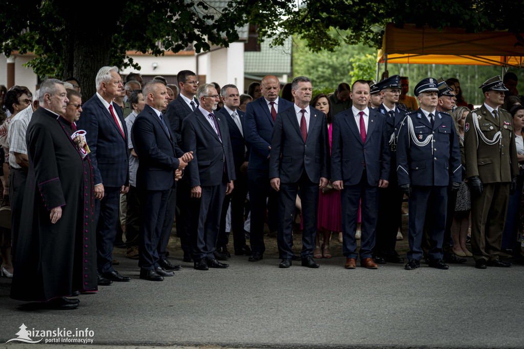 Odsłonięcie pomnika ofiar zbrodni katyńskiej w Kopkach