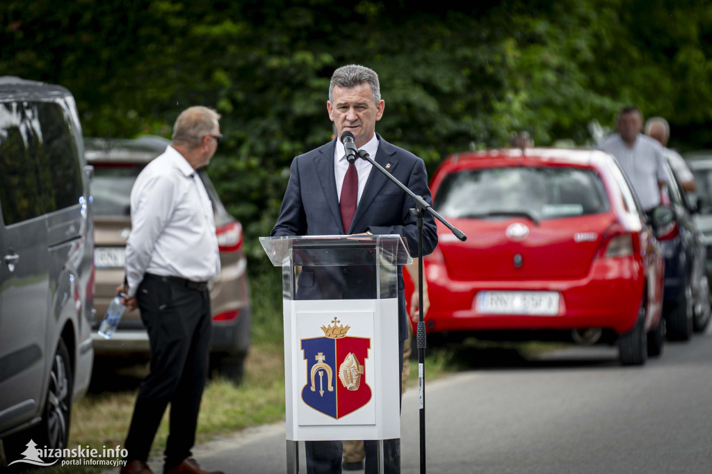 Odsłonięcie pomnika ofiar zbrodni katyńskiej w Kopkach