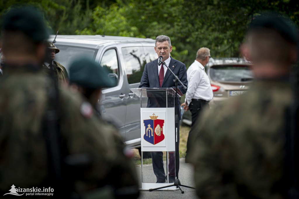 Odsłonięcie pomnika ofiar zbrodni katyńskiej w Kopkach
