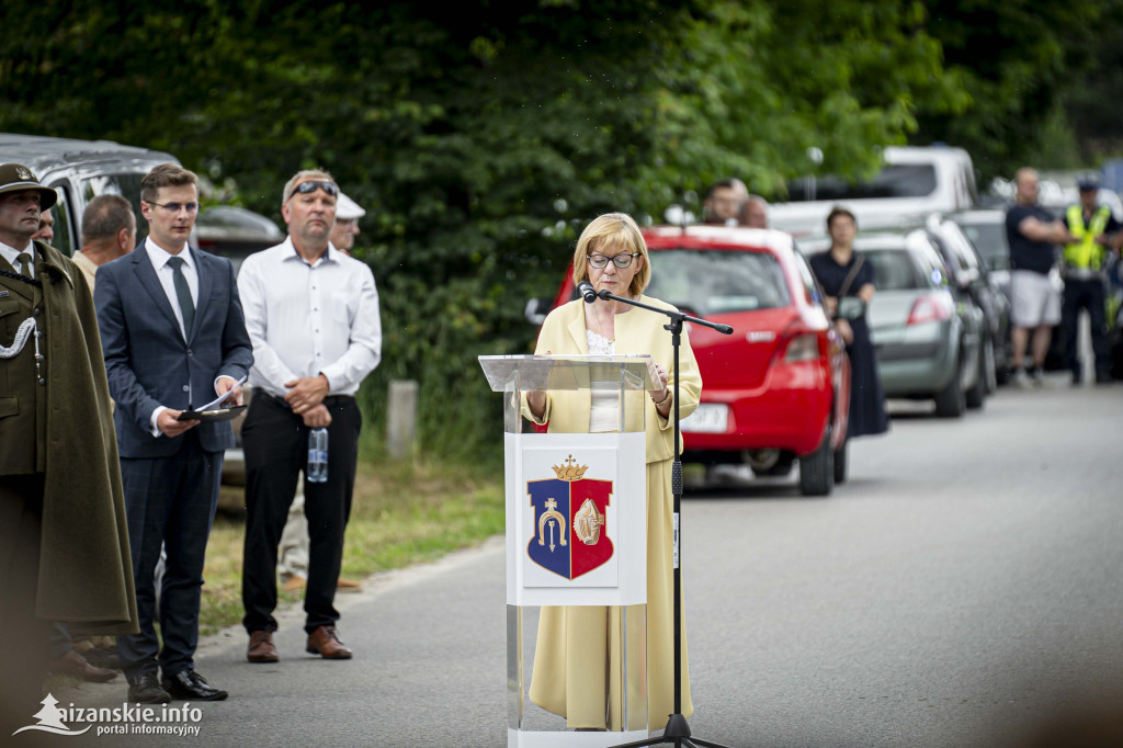 Odsłonięcie pomnika ofiar zbrodni katyńskiej w Kopkach