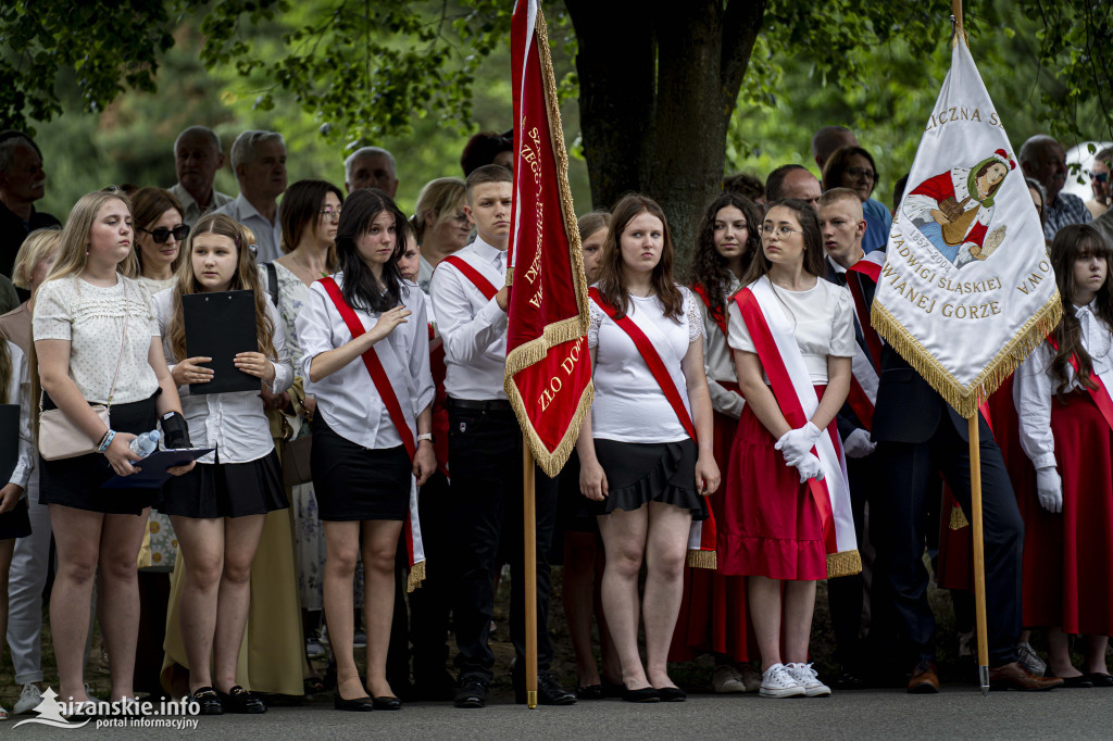 Odsłonięcie pomnika ofiar zbrodni katyńskiej w Kopkach