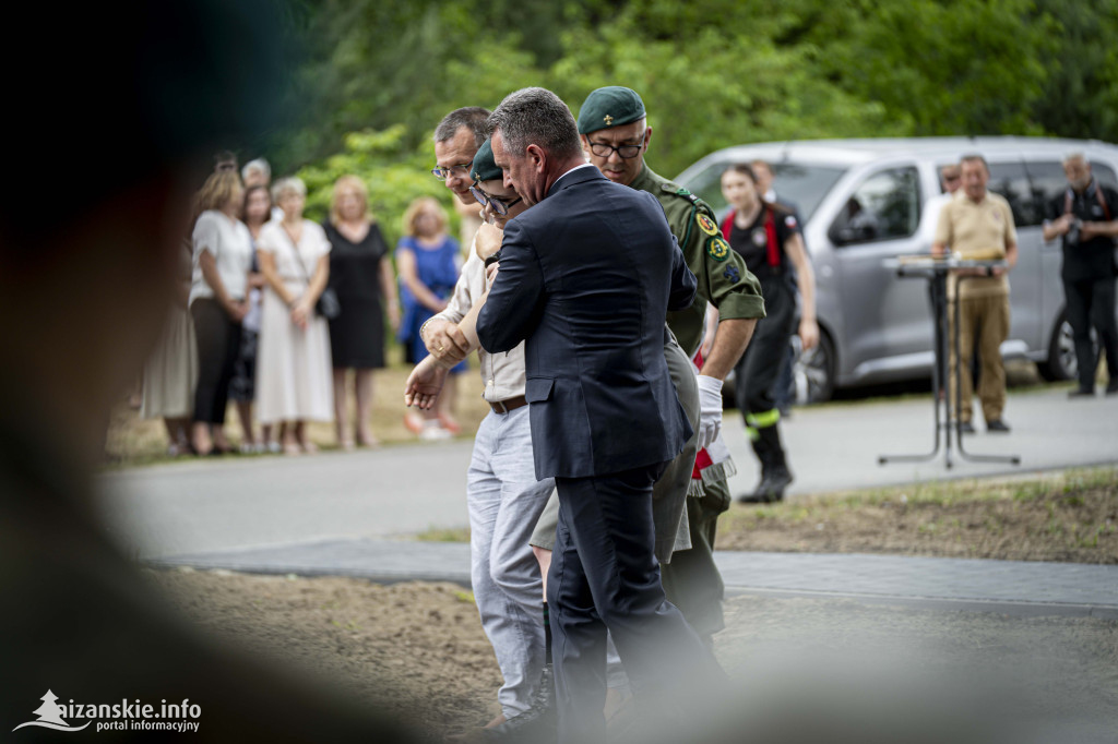 Odsłonięcie pomnika ofiar zbrodni katyńskiej w Kopkach
