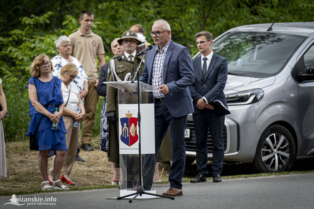 Odsłonięcie pomnika ofiar zbrodni katyńskiej w Kopkach
