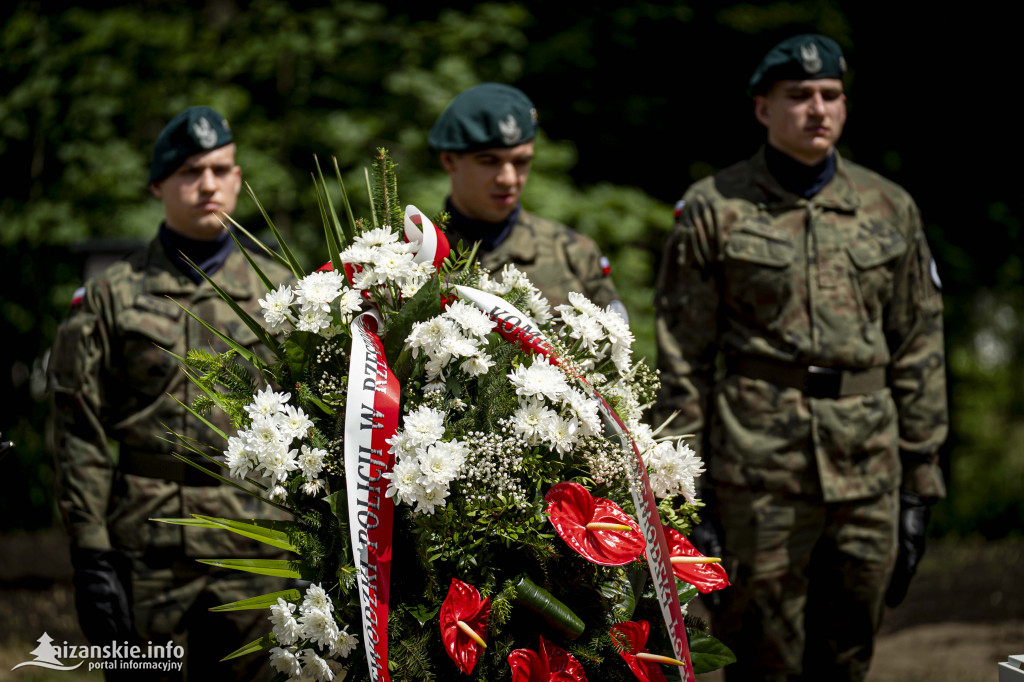 Odsłonięcie pomnika ofiar zbrodni katyńskiej w Kopkach