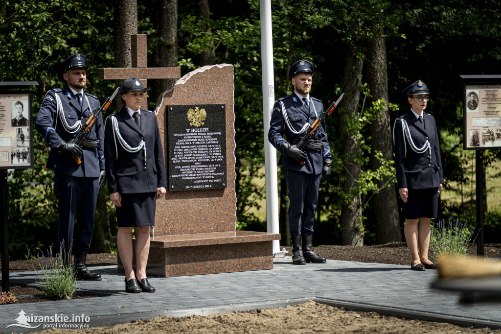 Odsłonięcie pomnika ofiar zbrodni katyńskiej w Kopkach
