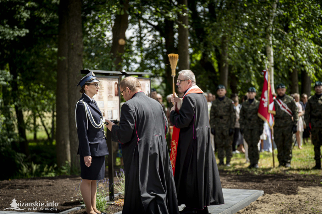 Odsłonięcie pomnika ofiar zbrodni katyńskiej w Kopkach
