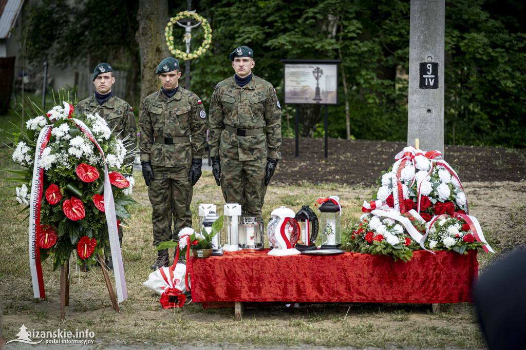 Odsłonięcie pomnika ofiar zbrodni katyńskiej w Kopkach