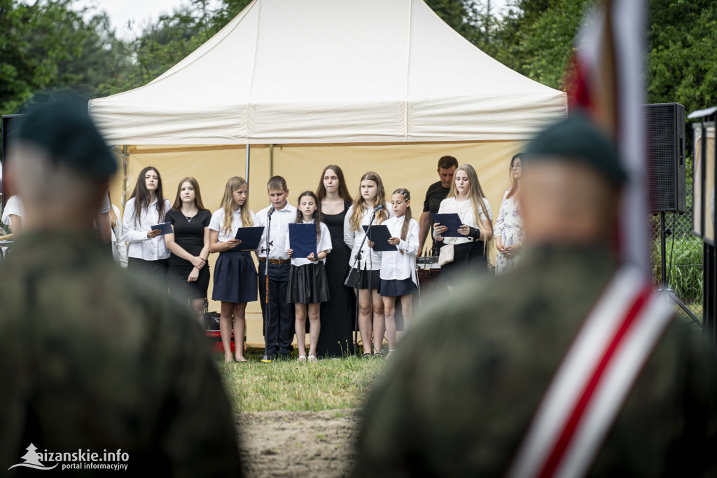 Odsłonięcie pomnika ofiar zbrodni katyńskiej w Kopkach