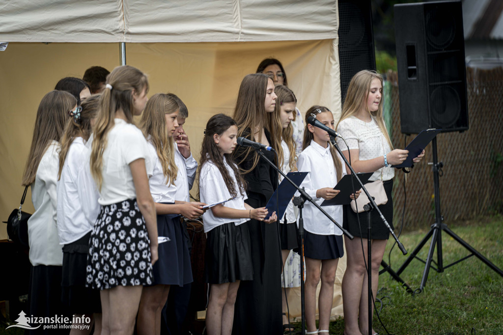 Odsłonięcie pomnika ofiar zbrodni katyńskiej w Kopkach