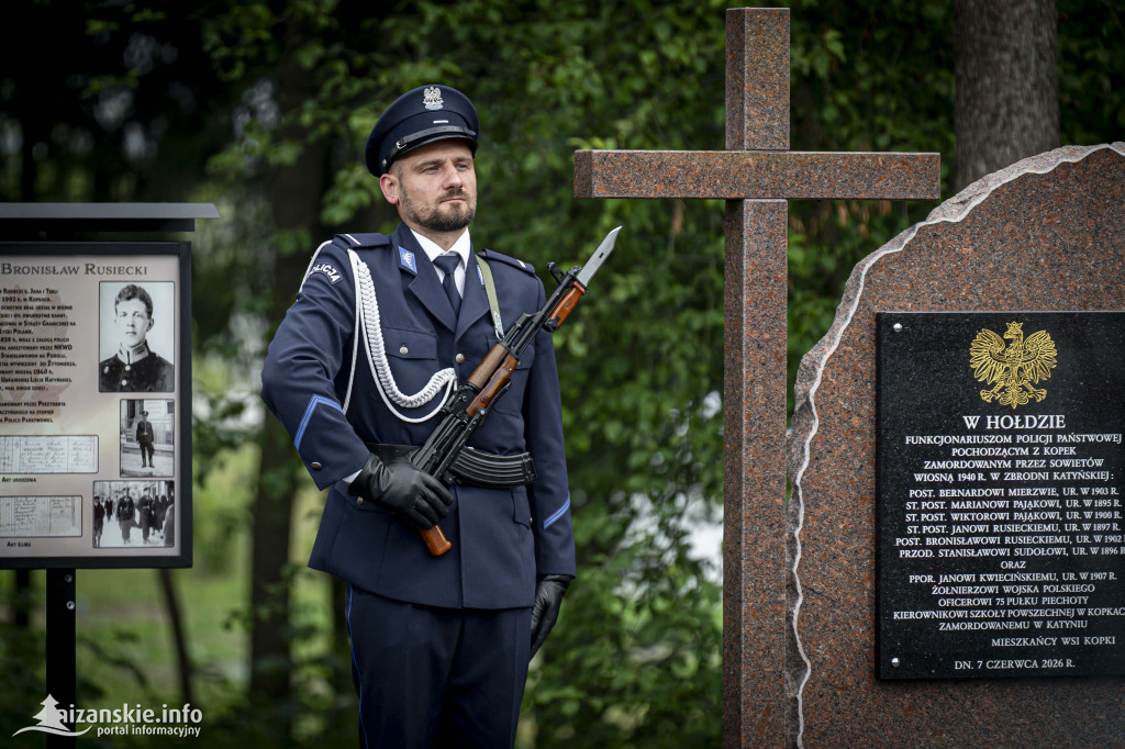Odsłonięcie pomnika ofiar zbrodni katyńskiej w Kopkach