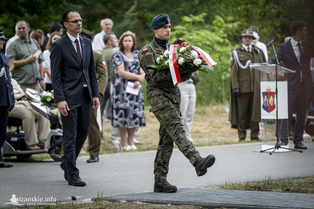 Odsłonięcie pomnika ofiar zbrodni katyńskiej w Kopkach
