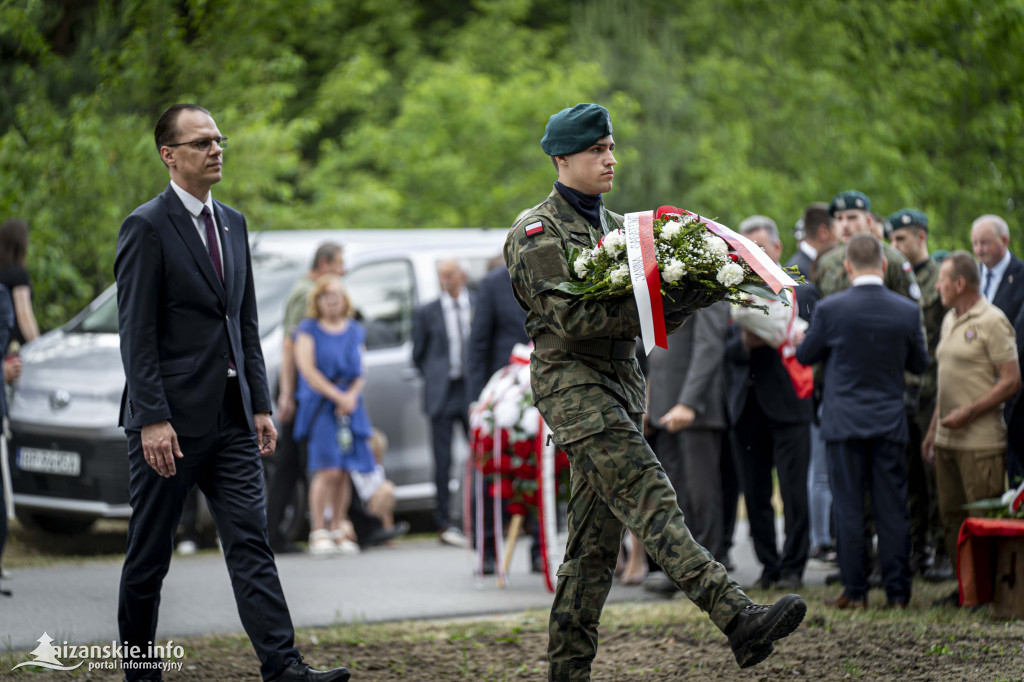 Odsłonięcie pomnika ofiar zbrodni katyńskiej w Kopkach