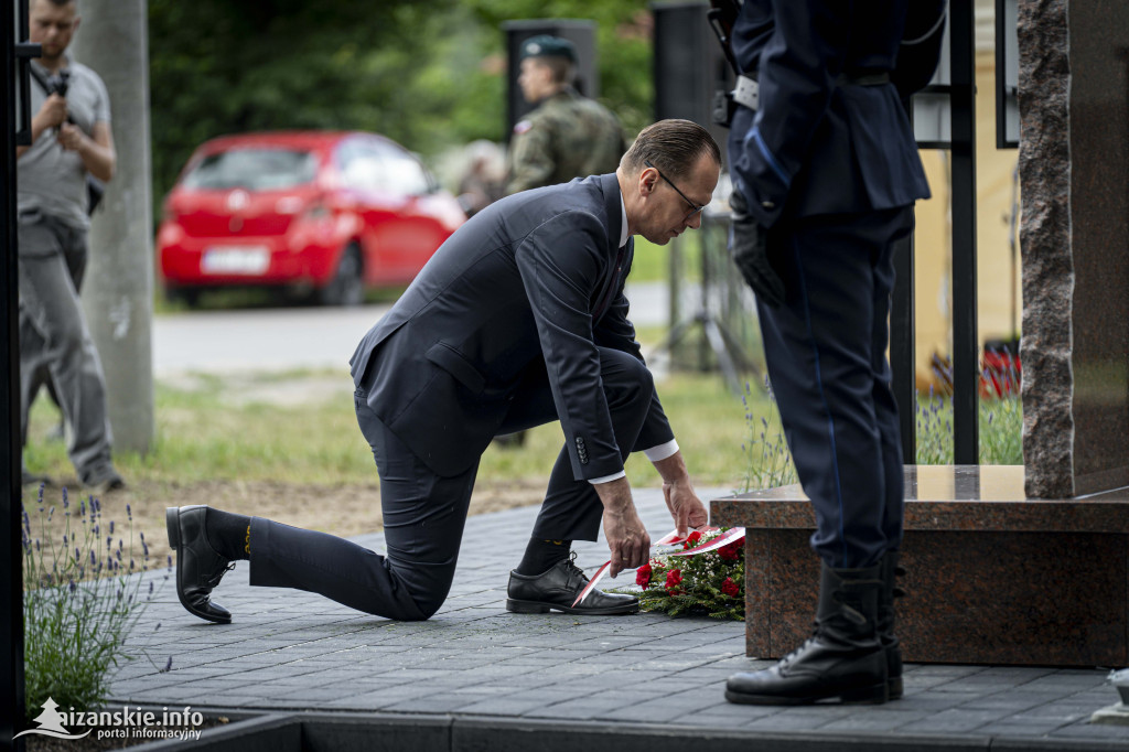 Odsłonięcie pomnika ofiar zbrodni katyńskiej w Kopkach