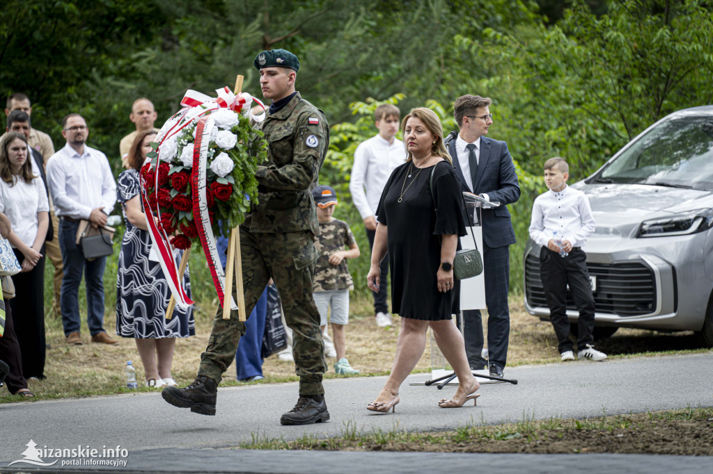 Odsłonięcie pomnika ofiar zbrodni katyńskiej w Kopkach