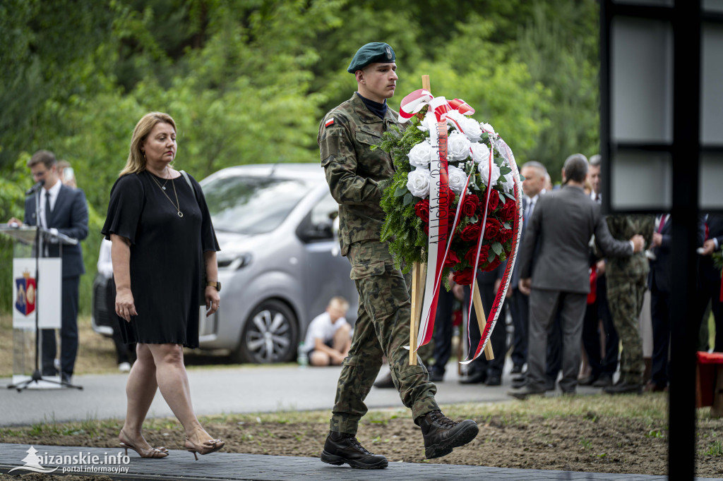 Odsłonięcie pomnika ofiar zbrodni katyńskiej w Kopkach