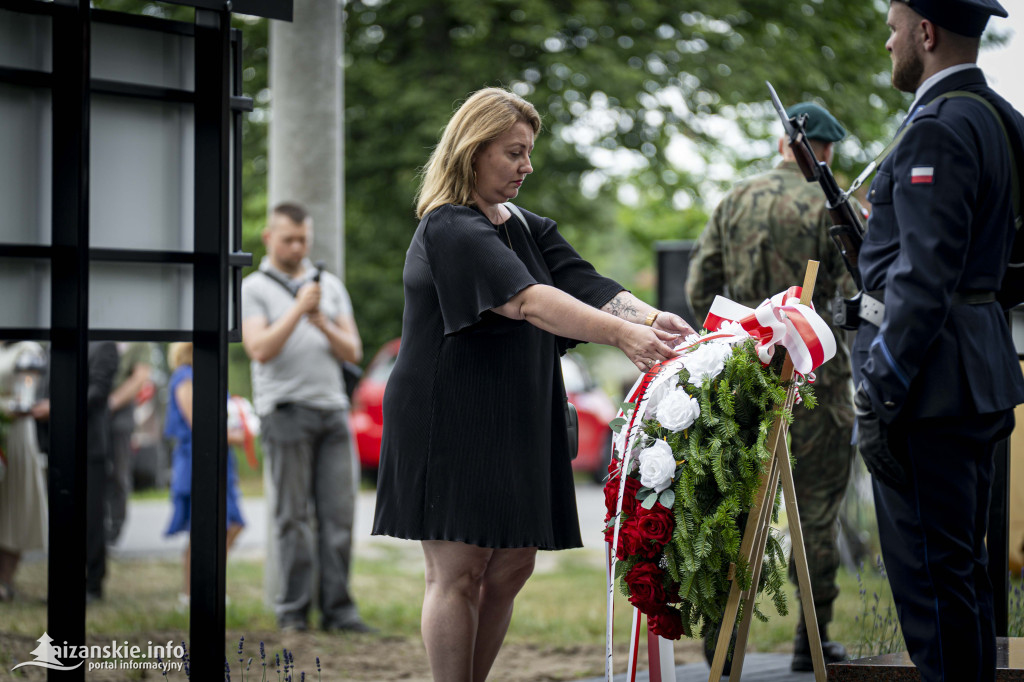 Odsłonięcie pomnika ofiar zbrodni katyńskiej w Kopkach