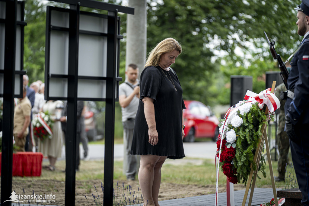Odsłonięcie pomnika ofiar zbrodni katyńskiej w Kopkach