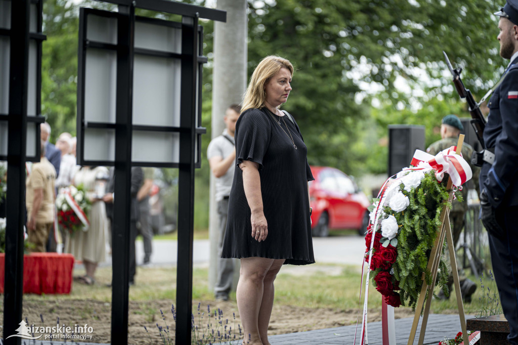 Odsłonięcie pomnika ofiar zbrodni katyńskiej w Kopkach