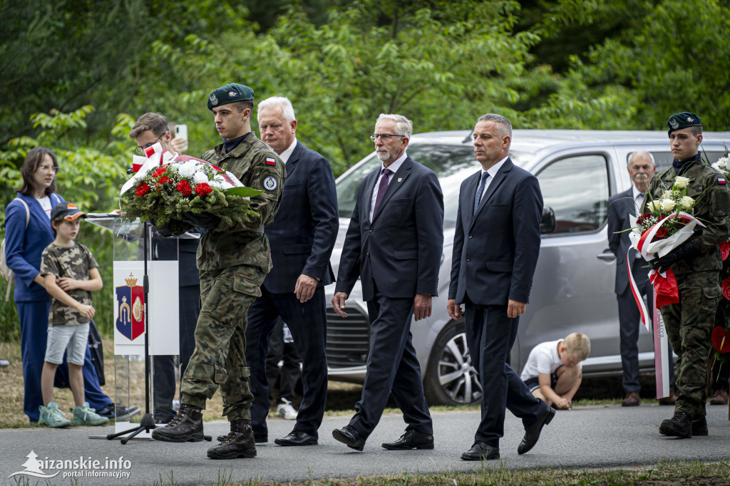 Odsłonięcie pomnika ofiar zbrodni katyńskiej w Kopkach