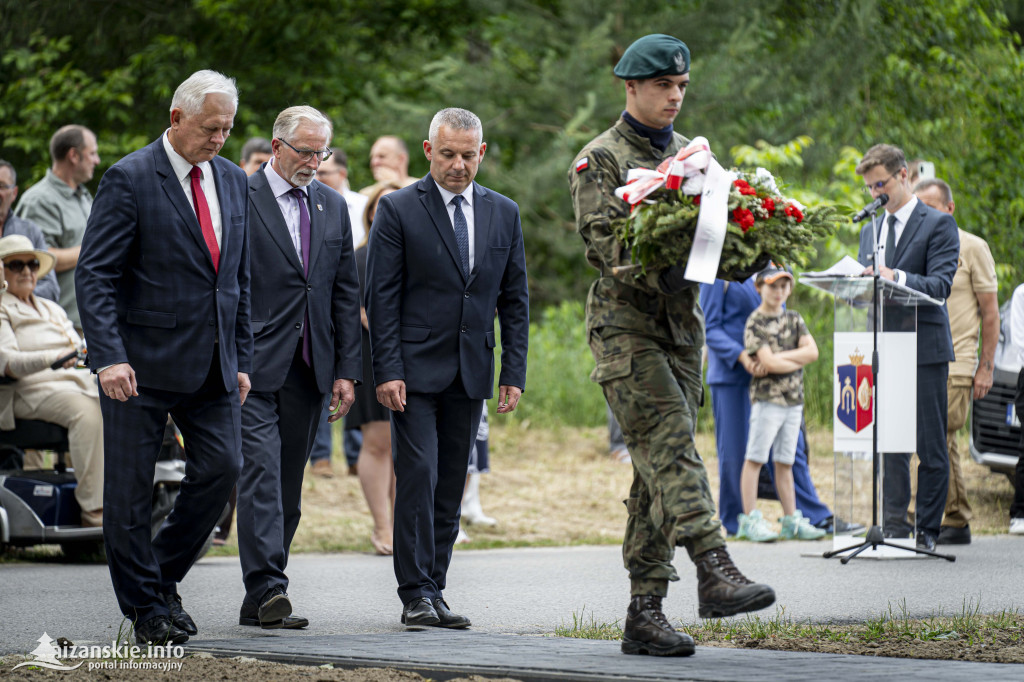 Odsłonięcie pomnika ofiar zbrodni katyńskiej w Kopkach