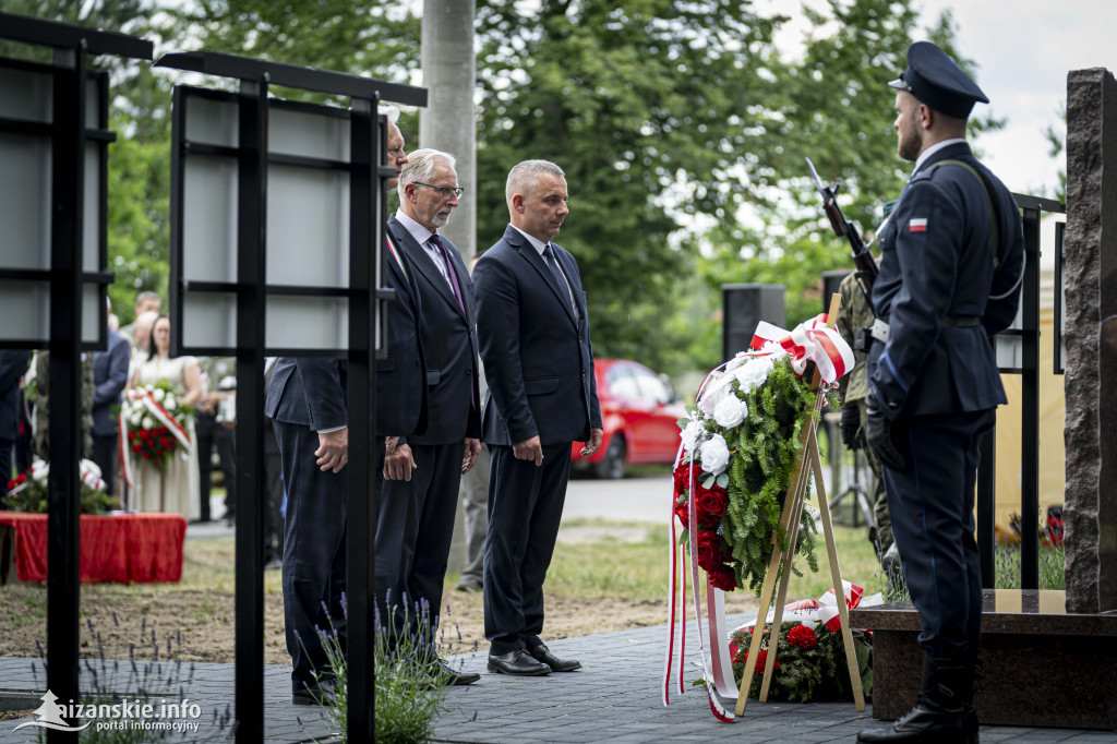 Odsłonięcie pomnika ofiar zbrodni katyńskiej w Kopkach