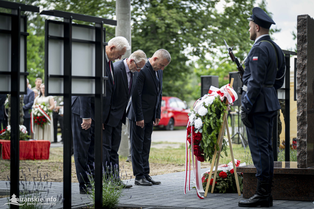 Odsłonięcie pomnika ofiar zbrodni katyńskiej w Kopkach