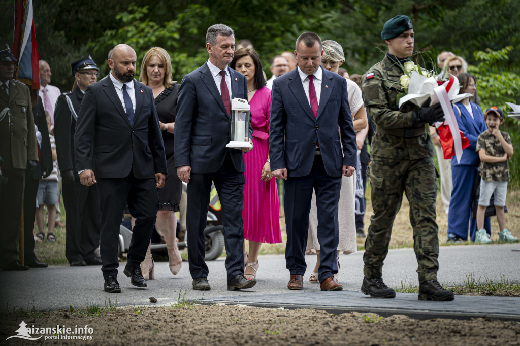 Odsłonięcie pomnika ofiar zbrodni katyńskiej w Kopkach