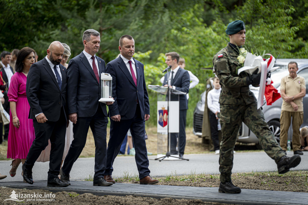Odsłonięcie pomnika ofiar zbrodni katyńskiej w Kopkach