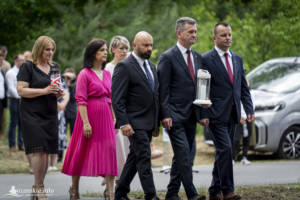 Odsłonięcie pomnika ofiar zbrodni katyńskiej w Kopkach