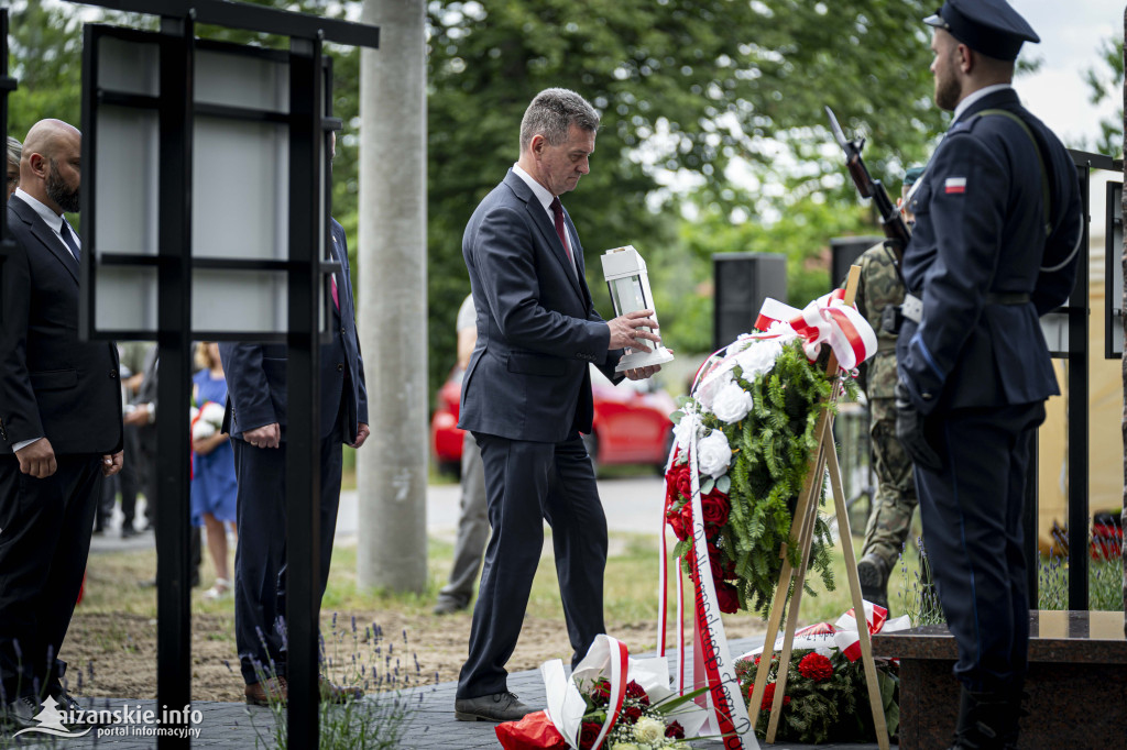 Odsłonięcie pomnika ofiar zbrodni katyńskiej w Kopkach