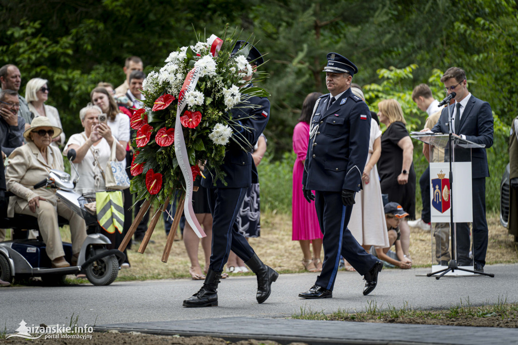 Odsłonięcie pomnika ofiar zbrodni katyńskiej w Kopkach