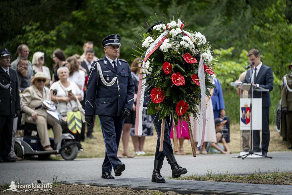 Odsłonięcie pomnika ofiar zbrodni katyńskiej w Kopkach