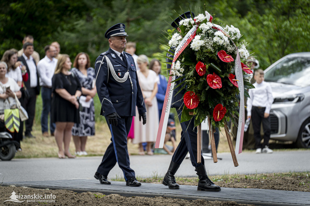 Odsłonięcie pomnika ofiar zbrodni katyńskiej w Kopkach
