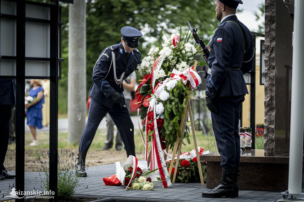 Odsłonięcie pomnika ofiar zbrodni katyńskiej w Kopkach