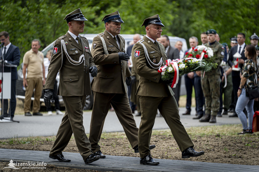 Odsłonięcie pomnika ofiar zbrodni katyńskiej w Kopkach
