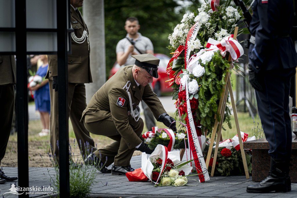 Odsłonięcie pomnika ofiar zbrodni katyńskiej w Kopkach