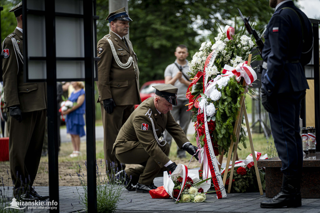 Odsłonięcie pomnika ofiar zbrodni katyńskiej w Kopkach