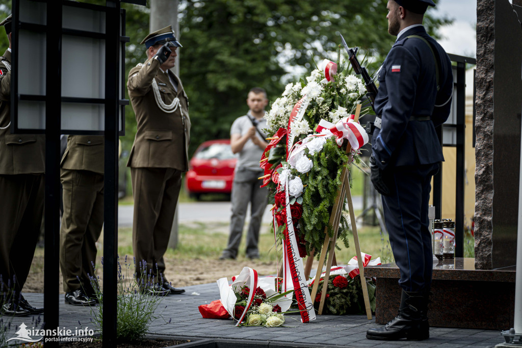 Odsłonięcie pomnika ofiar zbrodni katyńskiej w Kopkach