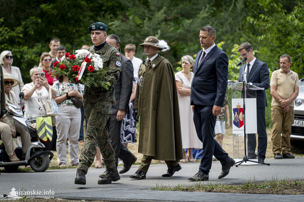 Odsłonięcie pomnika ofiar zbrodni katyńskiej w Kopkach